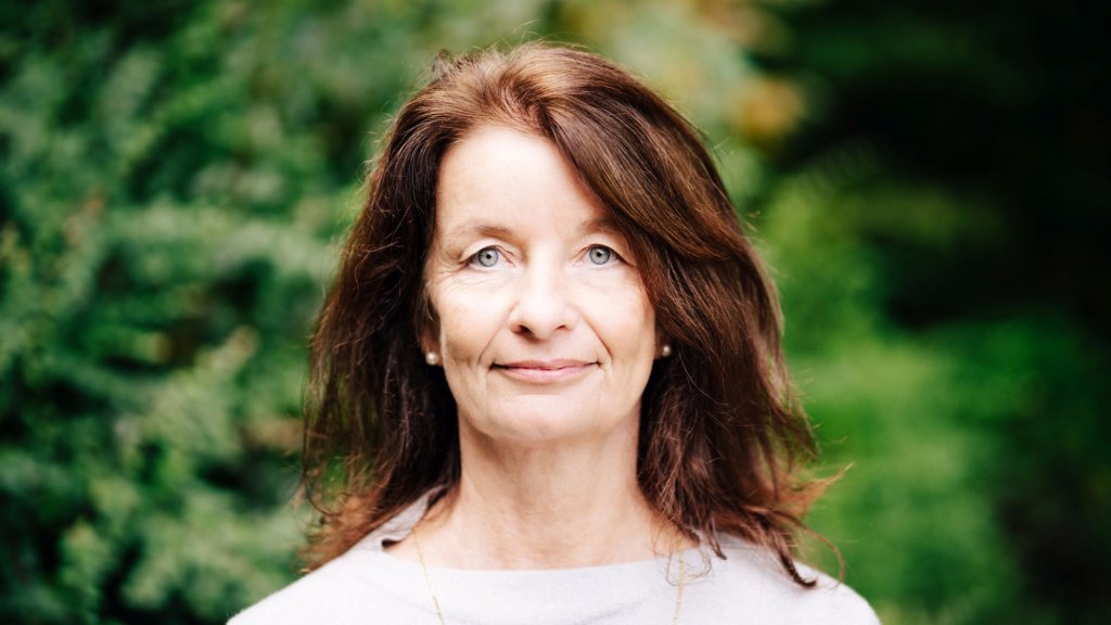 Eva Strübing schaut direkt in die Kamera und lächelt dich an