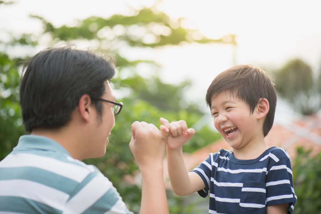 Vater ist in Verbindung mit seinem Sohn. Das ich Koregulation