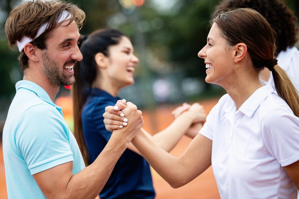 Beim Tennis Sicheheit spüren durch Koregulation
