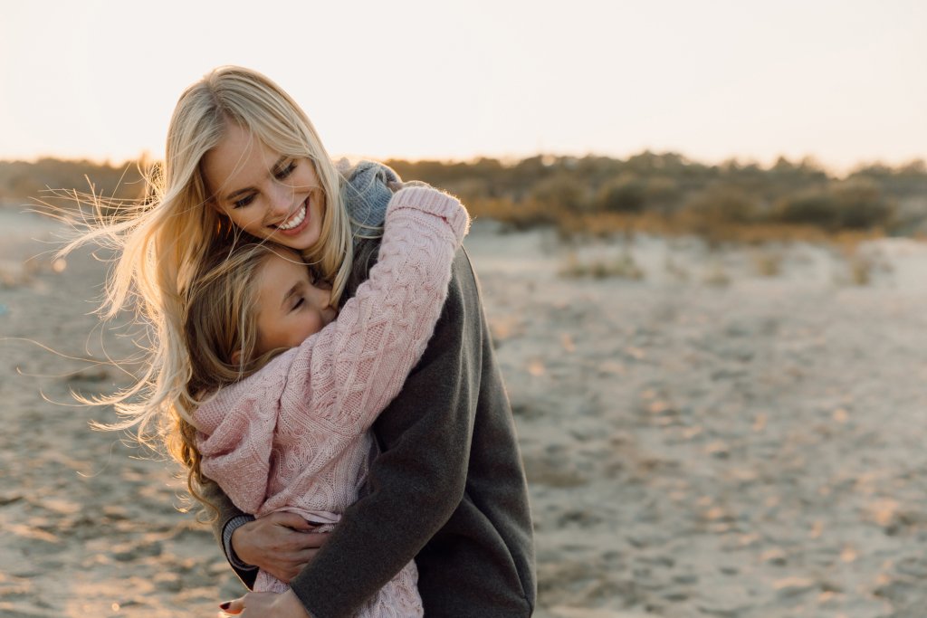 Mutter und Tochter umarmen sich. Wie leben wir nach der Trennung?